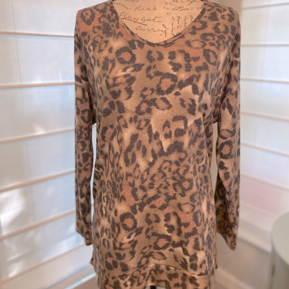 Lime & Chili High low with a side slit Long sleeve animal print V Neck Top NWT M